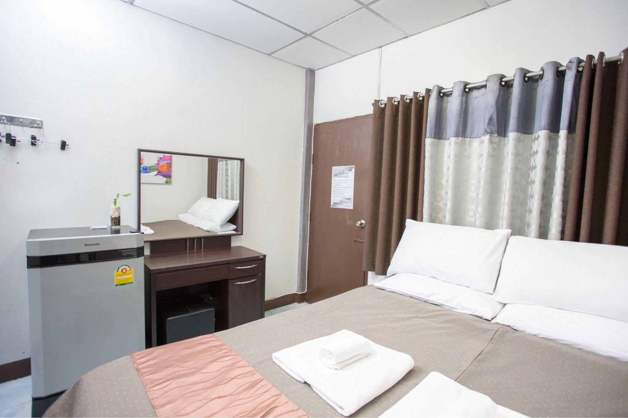 Hotel Zzhouse Chiang Mai Esterno foto