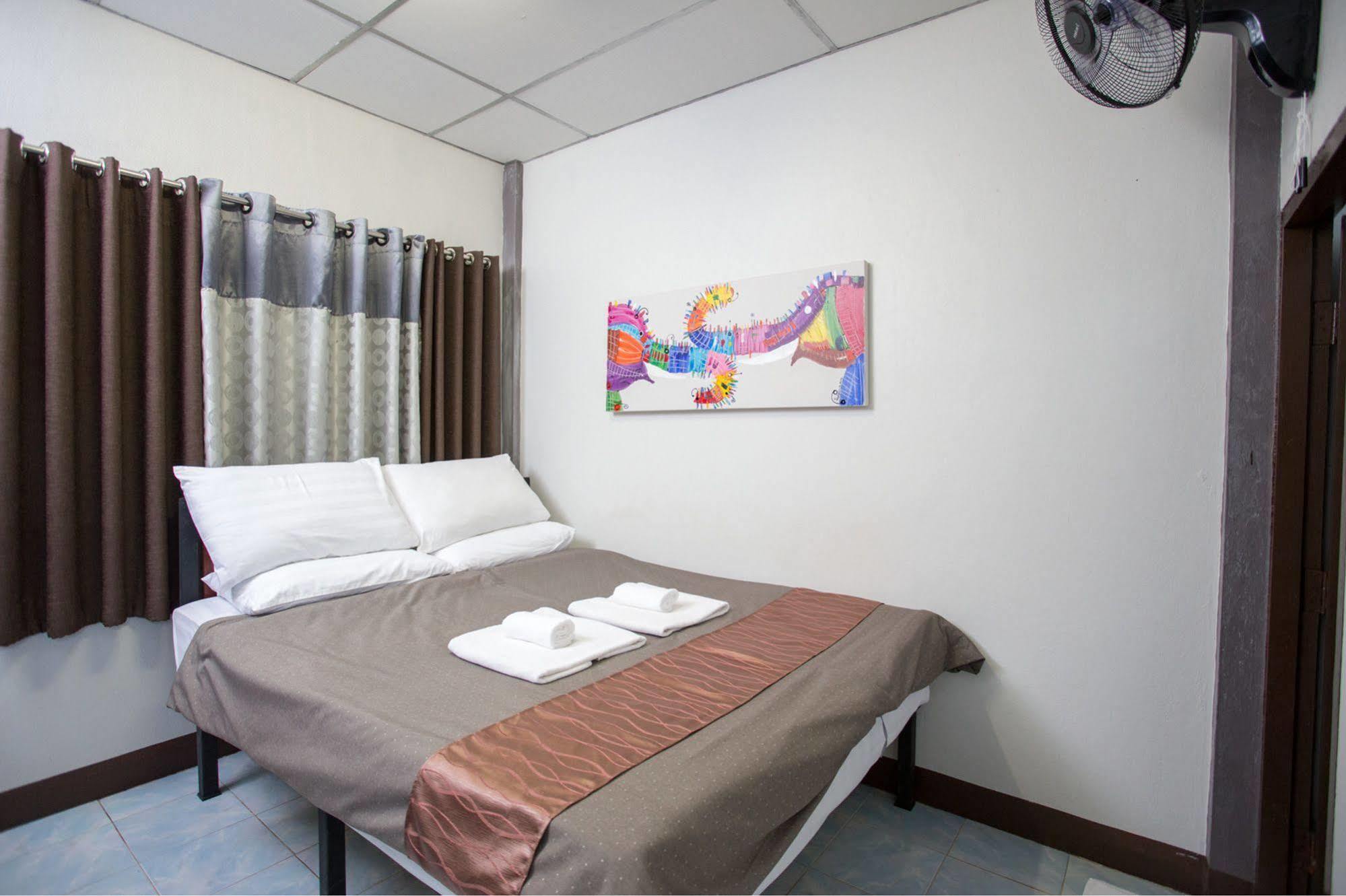 Hotel Zzhouse Chiang Mai Esterno foto